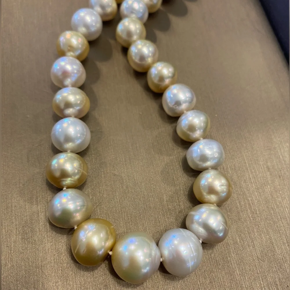 South Sea white and golden near round Pearl necklace with 14K Solid Gold Clasp - Picture 4 of 8